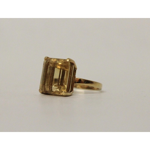 586 - A citrine dress ring, the claw set trap cut citrine on an 18ct gold band. Stamped 750, Ring size K, ... 