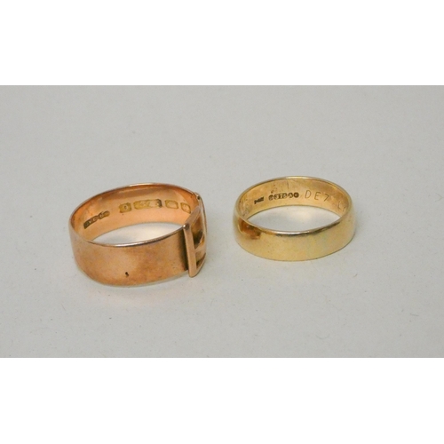 607 - A 9ct rose gold buckle ring and a 9ct gold wedding band, gross weight of two - 8.7g