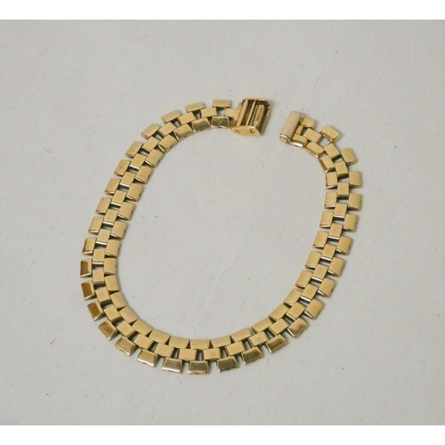 608 - A polished flattened link 9ct gold bracelet, with box clasp. Hallmarked. 7