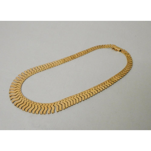 650 - An 18ct yellow gold fringe feather necklace, of graduating size, to an invisible box clasp with safe... 