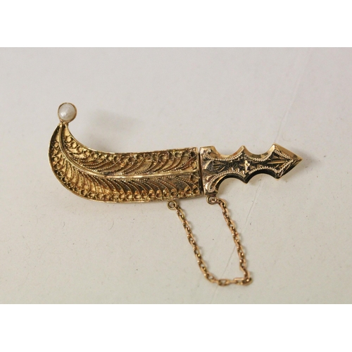 669 - Middle Eastern yellow  gold jambiya dagger brooch, with cultured pearl detail. Unmarked, tests as hi... 