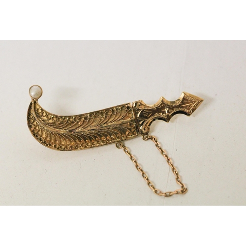 669 - Middle Eastern yellow  gold jambiya dagger brooch, with cultured pearl detail. Unmarked, tests as hi... 