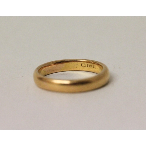 701 - 22ct gold wedding band, ring size N, gross weight 4.8g