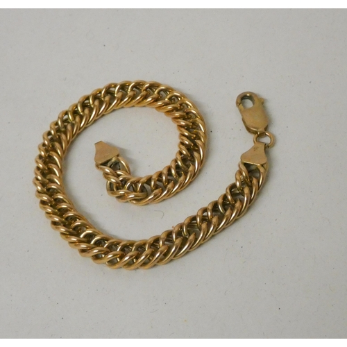 722 - A 9ct gold flattened curb chain bracelet, marked 375 on clasp. 19cms long. Gross weight 7.8g