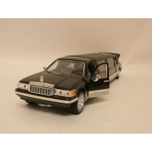 216 - A 1:24 scale 1996 Lincoln Limousine