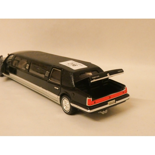 216 - A 1:24 scale 1996 Lincoln Limousine