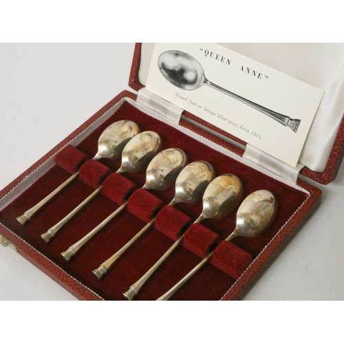 508 - A cased set of Queen Anne style seal ended silver teaspoons. 2.15 troy oz