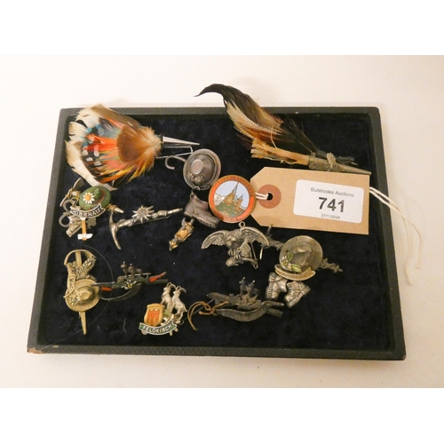 741 - A tray of Feather and other brooches