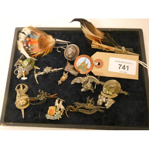 741 - A tray of Feather and other brooches