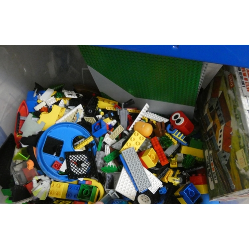 812 - A large box of assorted Lego