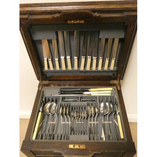 429 - A canteen of cutlery in an oak table cabinet, fitted one drawer on bobbin turned legs