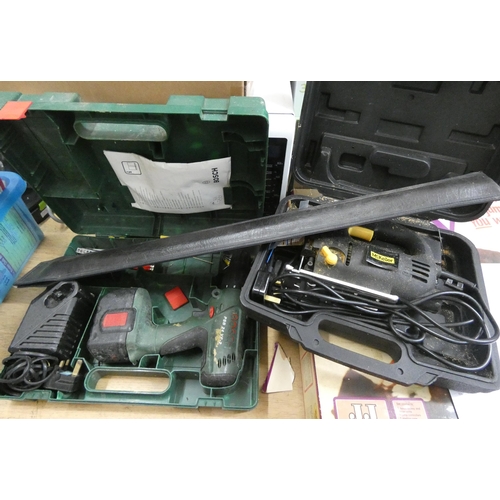 840 - A Bosch cordless drill with charger, a Mckella jigsaw and a snooker cue