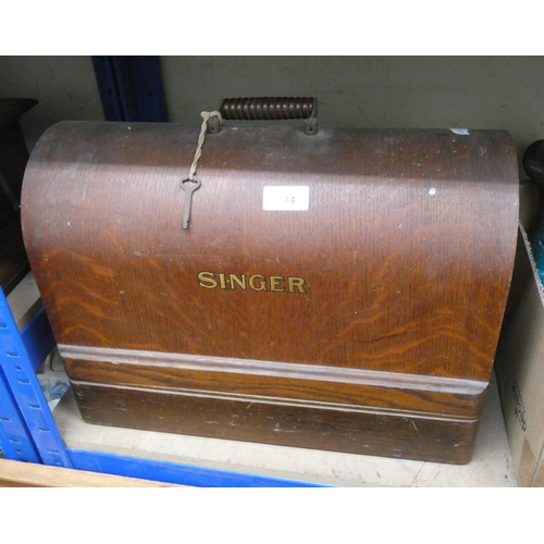 844 - A Singer sewing machine in wooden case