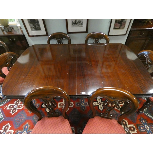 480 - A Victorian style table & chair set,  comprising extending mahogany table on reeded style legs with ... 