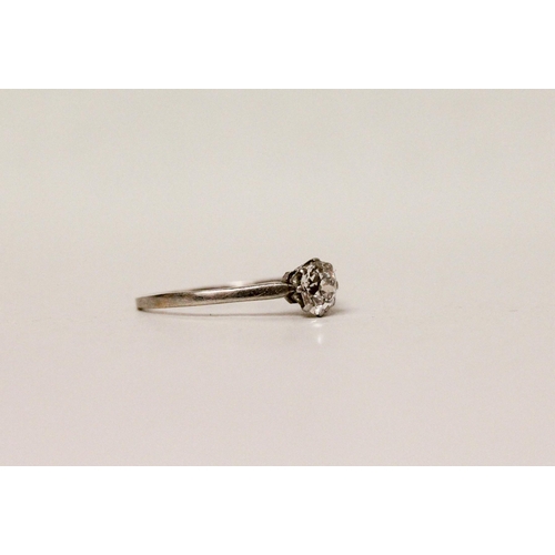 645 - A 1920's diamond engagement ring, the brilliant cut diamond claw set in platinum, with original leat... 