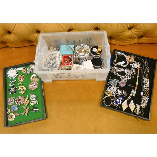 759 - A large collection of ladies costume jewellery to include brooches, necklaces, dress rings, compact ... 