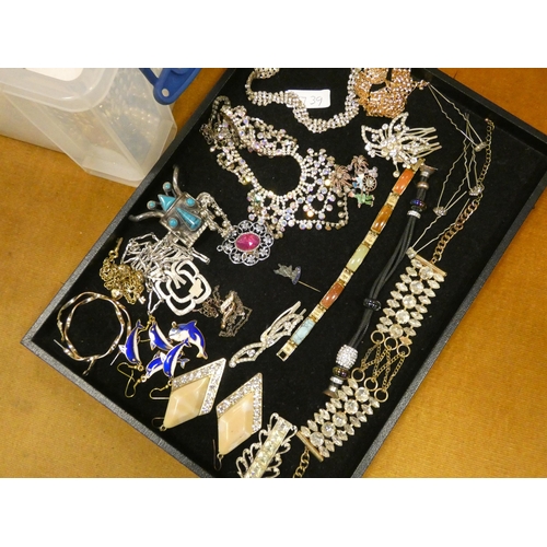 759 - A large collection of ladies costume jewellery to include brooches, necklaces, dress rings, compact ... 