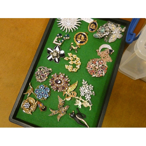 759 - A large collection of ladies costume jewellery to include brooches, necklaces, dress rings, compact ... 