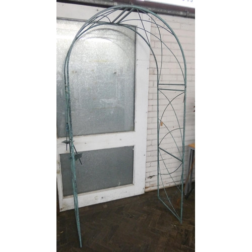 422 - A tall Art Deco style metal garden arch