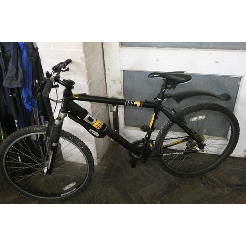 418 - A diamondback gents mountain bike with back mud guard