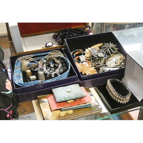 746 - A small quantity of assorted costume jewellery, thimbles, sewing implements and a ladies floral shaw... 