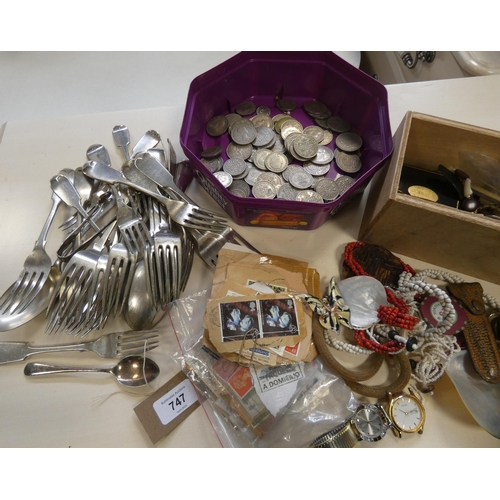 747 - A small quantity of crowns and other coinage, small quantity of loose stamps, costume jewellery, wat... 