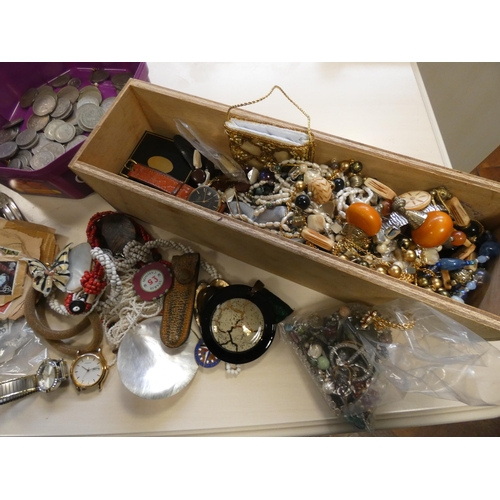 747 - A small quantity of crowns and other coinage, small quantity of loose stamps, costume jewellery, wat... 