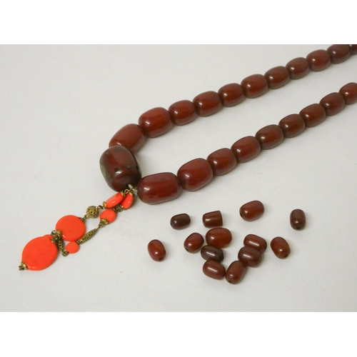 600 - Cherry amber graduated bead necklace, with vintage screw clasp. Together with a few loose beads.