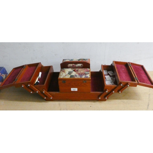 797 - A concertina sewing box