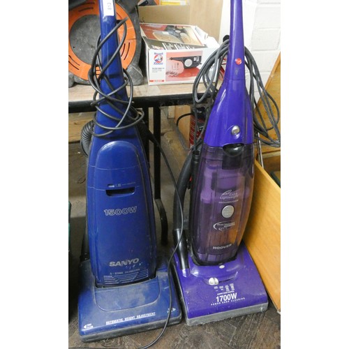 813 - A Sanyo vacuum cleaner and a Hoover vacuum cleaner