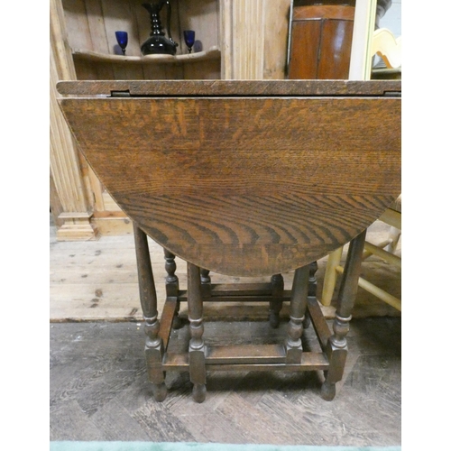 345 - A small 1920's oak gate leg dropped leaf occasional table