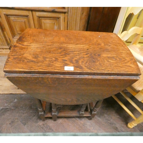 345 - A small 1920's oak gate leg dropped leaf occasional table