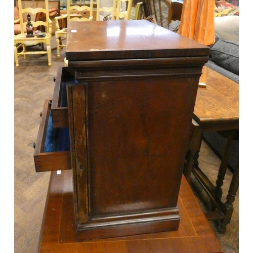 347 - A Victorian mahogany table-top specimen cabinet of six drawers with Wellington style locking mechani... 