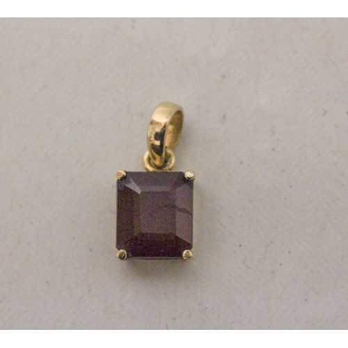 548 - A ruby pendant, the trap cut ruby in an 18ct yellow gold claw setting, gross weight 2.4 grams