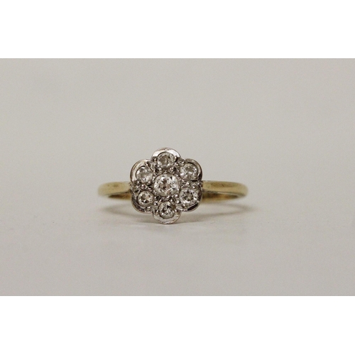 558 - An 18ct yellow gold diamond daisy cluster ring, hallmarked, ring size T, 4.2 grams...