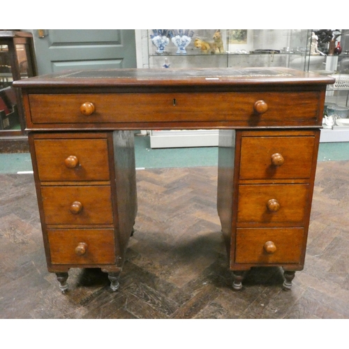 370 - A small late Victorian knee-hole mahogany writing desk with inset leather top, measuring 37