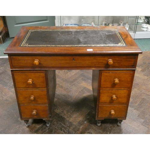 370 - A small late Victorian knee-hole mahogany writing desk with inset leather top, measuring 37