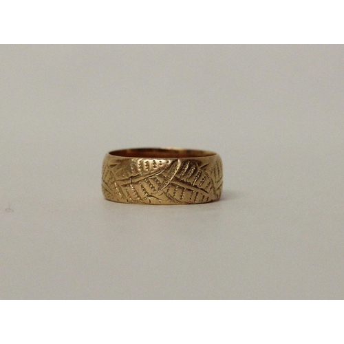 642 - An 18ct gold wedding band, ring size I, decorated with a fern like foliate decoration, gross weight ... 