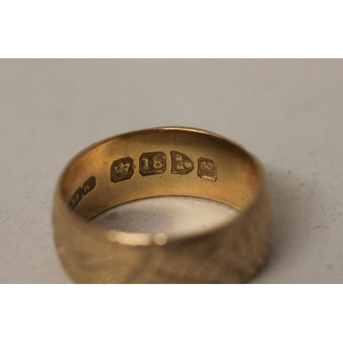 642 - An 18ct gold wedding band, ring size I, decorated with a fern like foliate decoration, gross weight ... 