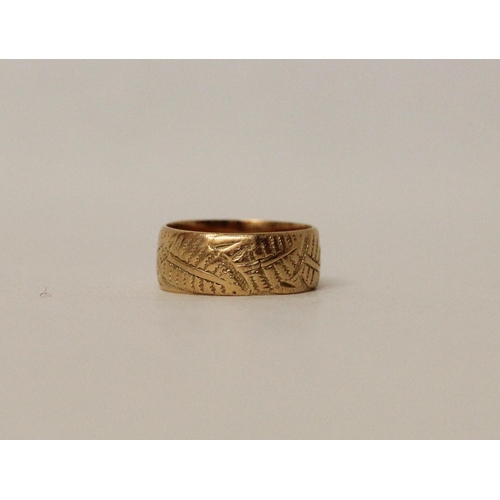 642 - An 18ct gold wedding band, ring size I, decorated with a fern like foliate decoration, gross weight ... 