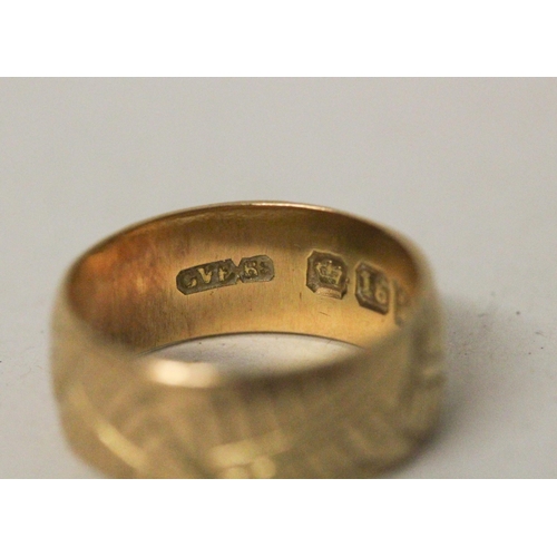 642 - An 18ct gold wedding band, ring size I, decorated with a fern like foliate decoration, gross weight ... 