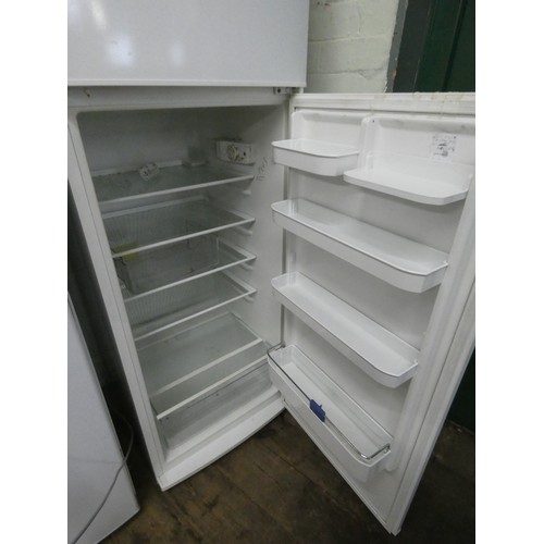 764 - A Bosch classic fridge freezer with small freezer compartment on top