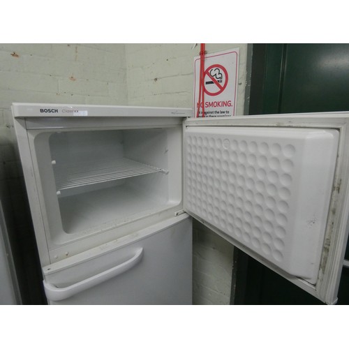 764 - A Bosch classic fridge freezer with small freezer compartment on top