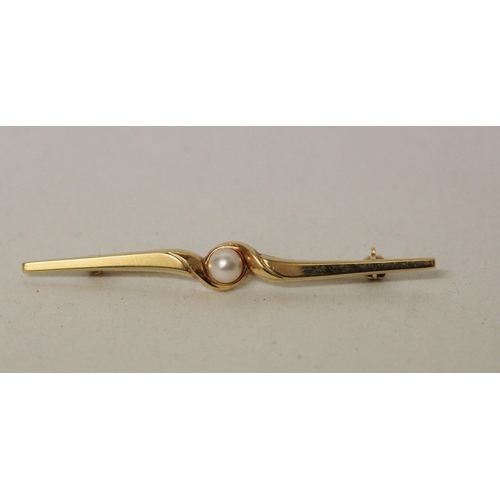 540 - An 18ct yellow gold bar brooch, set with a cultured pearl, hallmarked. In leather fitted box. 2.5g