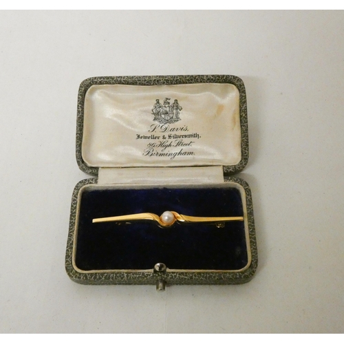 540 - An 18ct yellow gold bar brooch, set with a cultured pearl, hallmarked. In leather fitted box. 2.5g