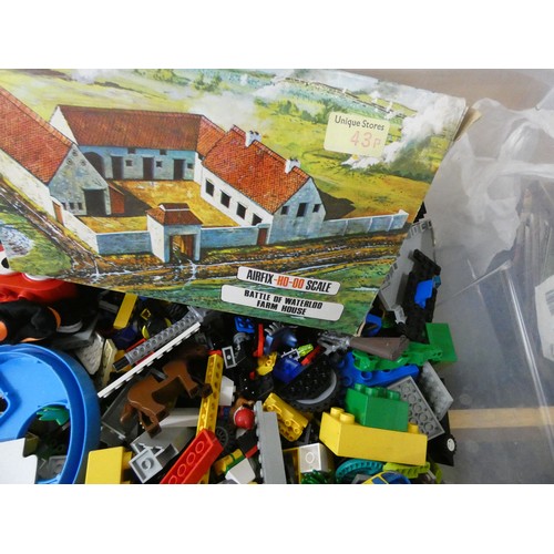 793 - A large box of assorted Lego