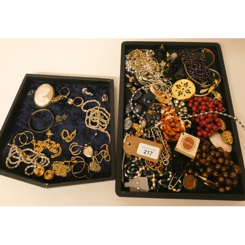 217 - A collection of assorted costume jewellery