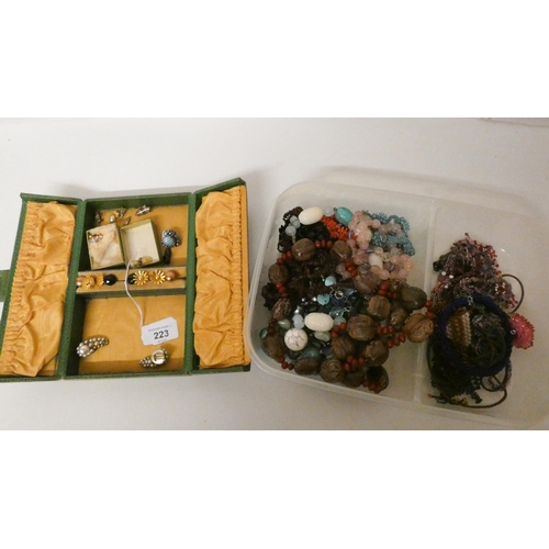 223 - Collectables to include a jewel box, necklaces, assorted costume jewellery etc