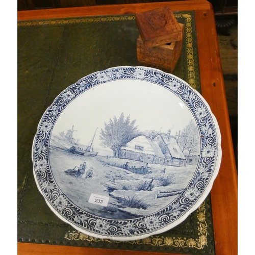 233 - A Delft blue and white china plate and an oriental carved wooden box