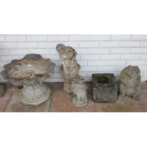 417 - A reconstituted stone shell shaped garden birdbath, a frog ornament, a square planter and two other ... 